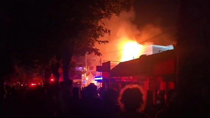 Kobaran api yang melanda Gedung Bank BPD Cabang Pembantu Wirobrajan, Kota Yogyakarta, Kamis (12/3/26) malam.