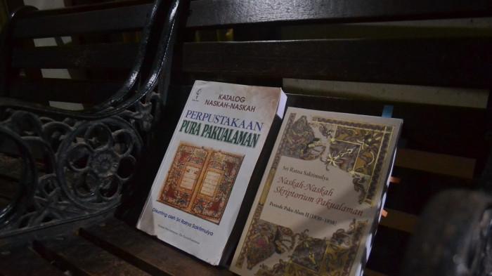 Buku Katalog Naskah-Naskah Perpustakaan Pura Pakualaman dan buku Naskah-Naskah Skriptorium Pakualaman karya Sri Ratna Saktimulya, Senin (17/11/2025).