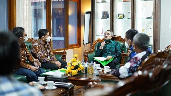Tingkatkan Kesejahteraan Warga Bantul, Bupati Abdul Halim Serahkan BPJS Ketenagakerjaan