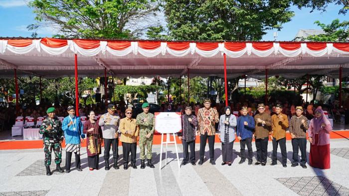 HARDIKNAS - Bupati Klaten menjadi pembina upacara dalam peringatan Hari Pendidikan Nasional 2026 di Alun-alun Klaten, Sabtu (2/5/2026).