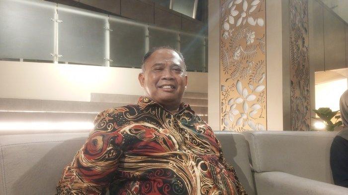REAKSI BUPATI: Bupati Sleman Harda Kiswaya saat menyampaikan keterangan menanggapi penetapan tersangka dan penahanan Staf Ahli Bidang Kesejahteraan Rakyat yang juga mantan Kepala Dinas Kominfo, ESP.