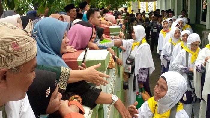Suasana Haru Warnai Pelepasan 271 Jemaah Calon Haji Gunungkidul, Satu Jemaah Batal Berangkat