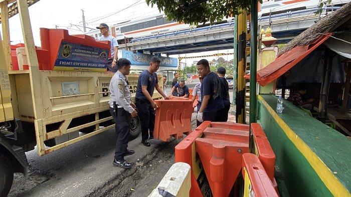 REKAYASA LALIN: Personel Dishub Kota Yogya melakukan persiapan dan pengecekan teknis lapangan terkait skenario rekayasa lalu lintas Jembatan Kewek, Selasa (9/12/25).