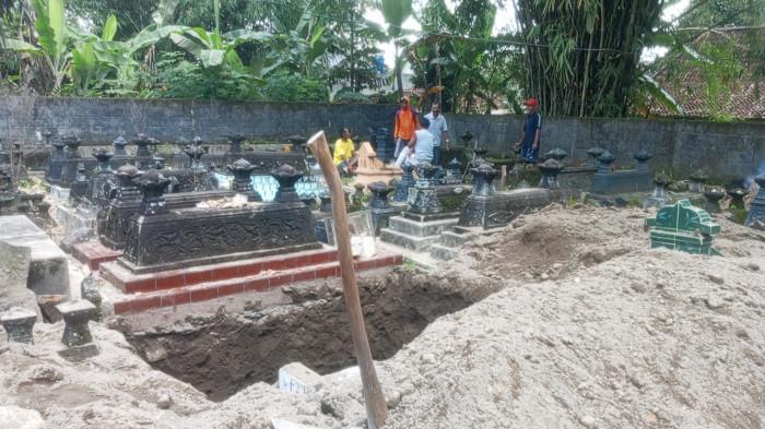 LIANG LAHAT: Calon makam untuk Ibu dan anak, asal Kebur Lor, Argomulyo, yang menjadi korban kecelakaan Bus Cahaya Trans Exit Tol Semarang, Senin (22/12/2025)