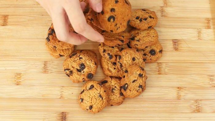 Cookies rasa choco chips untuk membuat pai cokelat mini