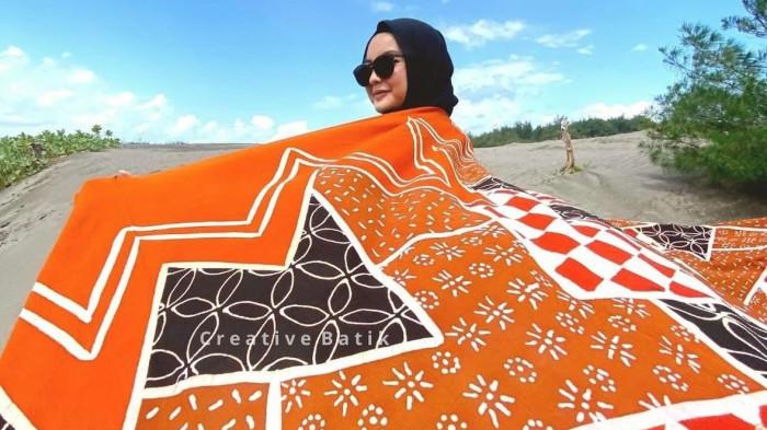 Salah satu model kain batik abstrak kontemporer dari Creative Batik, Purbayan, Kotagede, Yogyakarta. (sumber: Instagram @creativebatik)