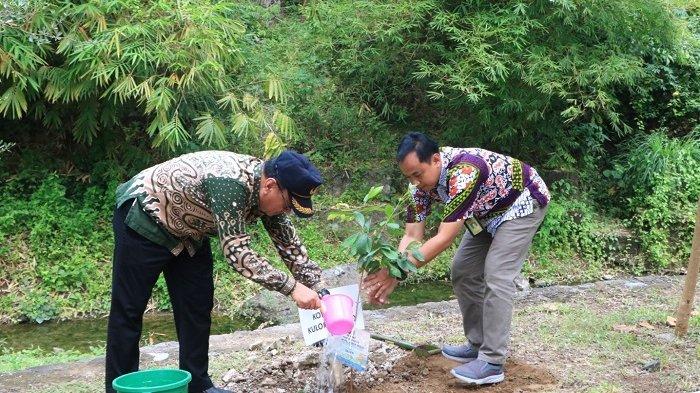 DLH Kulon Progo Jaga Kelestarian Sumber Air Lewat Gerakan Tanam Pohon