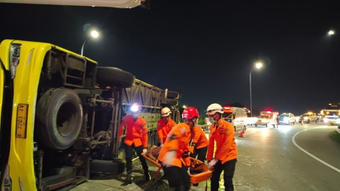 KECELAKAAN MAUT : Petugas SAR tegah mengevakuasi korban kecelakaan tunggal Bus Cahaya Trans di Exit Tol Krapyak Semarang pada Senin (22/12/2025) dini hari