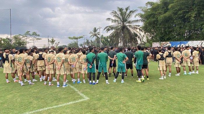 TERMOTIVASI: Pemain PSS Sleman saat mendapat dukungan dari suporter saat berlatih di Lapangan Pakembinangun, Sleman, Rabu (29/4/2026) sore.