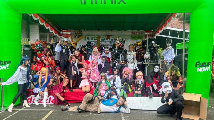COSPLAY : Sejumlah peserta lomba cosplay yang diselenggarakan oleh Dazzle Yogyakarta berfoto bersama