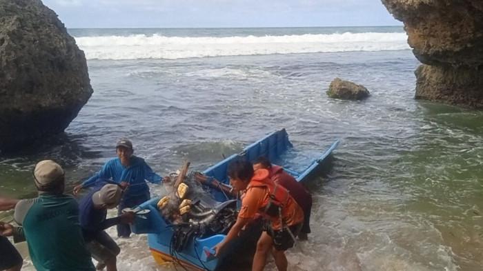 Detik-detik Ombak Besar Hantam Kapal Nelayan di Pantai Nglolang Hingga Terbalik, Satu Nelayan Hilang