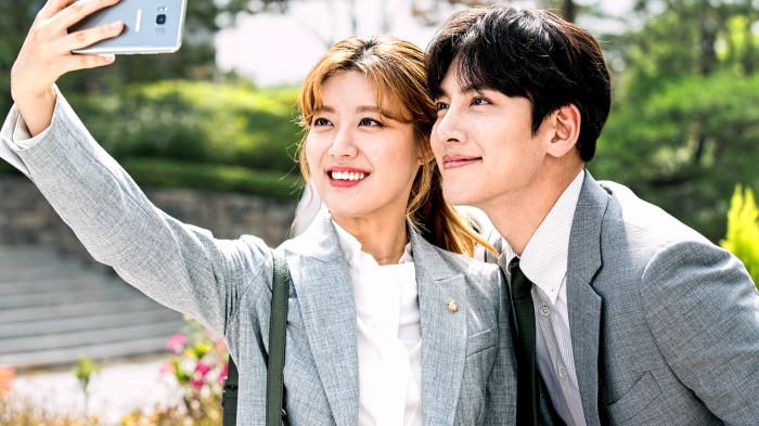 Drama Korea Suspicious Partner (IMDb)