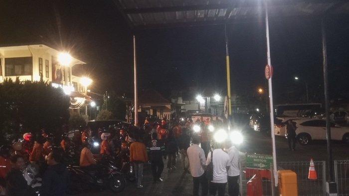 DUKUNGAN: Massa dari driver online yang ikut datang ke Mako Polresta Sleman memberikan dukungan solidaritas kepada korban.