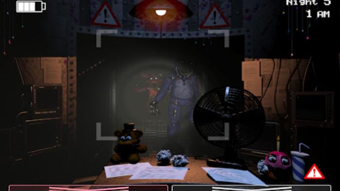 Cuplikan gambar dari game Five Night at Freddy's 2 yang menampilkan robot-robot animatronik yang menyeramkan.