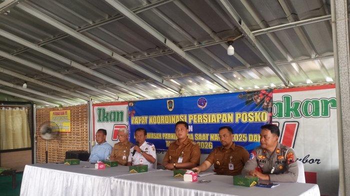 PERSIAPAN NATARU: Dinas Perhubungan (Dishub) Kabupaten Klaten menggelar rapat koordinasi persiapan jelang Natal 2025 dan Tahun Baru 2026, di warung pinggir Rowo Jombir, Kecamatan Bayat, Kabupaten Klaten, pada Selasa (9/12/2025).