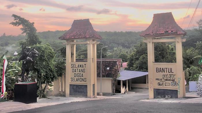 AIR TERJUN SELARONG - Air Terjun Selarong merupakan air terjun musiman yang terletak di kawasan Gua Selarong