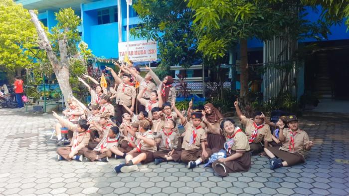 Guru dan Murid Saat Ekstrakurikuler Pramuka