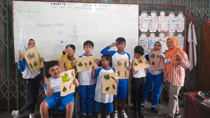 Guru dan Murid Sekolah Inklusi Saat KBM