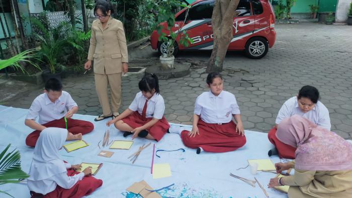 Guru dan Murid Sekolah Inklusi Saat Pelajaran