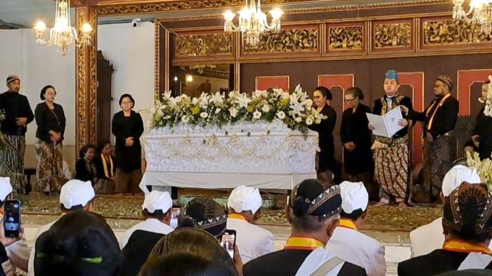 Gusti Purboyo Nyatakan Naik Tahta Jadi Paku Buwono XIV di Hadapan Jenazah PB XIII