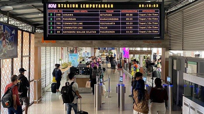 PENUMPANG: Suasana Stasiun Lempuyangan Yogyakarta.