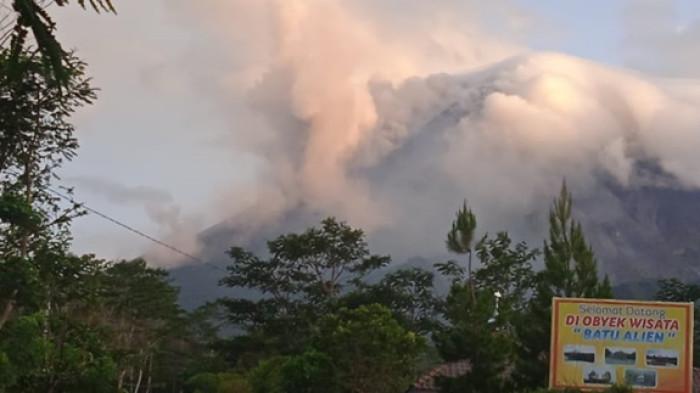 Gunung Merapi Muntahkan Awan Panas Guguran, Lima Dusun di Sleman Dilanda Hujan Abu