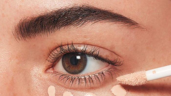 Ilustrasi Menggunakan Concealer