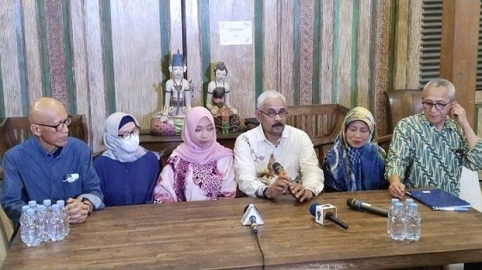 Keluarga Diplomat Arya Mendapat Teror Ketiga, Tim Hukum: Mawar Merah Garis Pesan dari Pihak Tertentu