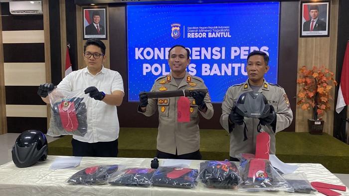 BARANG BUKTI - Kapolres Bantul, AKBP Bayu Puji Hariyanto (tengah) didampingi jajarannya sedang menunjukkan barang bukti tindak pembunuhan di Argomulyo, Kapanewon Sedayu, Kabupaten Bantul, saat jumpa pers di Polres Bantul Rabu (11/3/2026). Tersanga dalam kasus ini dijerat dengan ancaman pidana mati