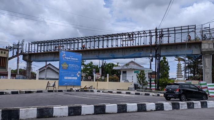 Progres Pembangunan JPO Teteg Wetan Stasiun Wates Kulon Progo Capai 73 Persen