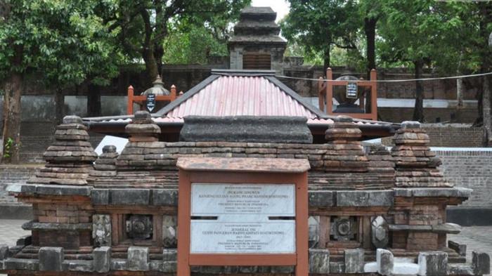 kebudayaan.kemdikbud.go.id/bpcbyogyakarta
Jejak Terakhir Pakubuwono XIII: Raja Surakarta Kembali ke Mataram di Makam Imogiri, Jogja.