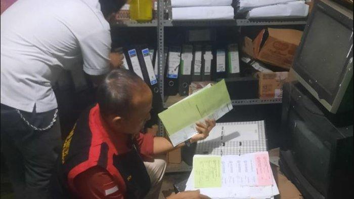 GELEDAH: Penyidik Kejati DIY saat melakukan penggeledahan di Kantor BUKP Kemantren Tegalrejo, Rabu (19/11/2025)
