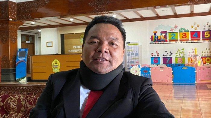 KASUS APBKAL: Asisten Pemerintahan dan Kesejahteraan Rakyat Pemerintah Kabupaten Bantul, Hermawan Setiaji sedang menjelaskan soal kasus penyelewengan APBKal Kalurahan Wonokromo di sela-sela tugasnya, Jumat (19/12/2025).
