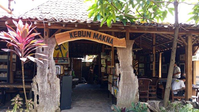 BACA GRATIS: Kedai Kopi dan Taman Baca Kebun Makna di Kecamatan Ngluwar, Kabupaten Magelang, Jawa Tengah menyediakan akses baca ribuan buku selama 24 jam bagi masyarakat secara gratis