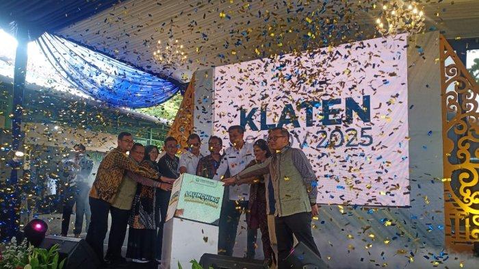 PELUNCURAN HOLDING UMKM: Suasana peluncuran program Holding UMKM sektor Fashion (fesyen) dan Handycraft (kriya) di Lurik Prasojo, Desa Bendo, Kecamatan Pedan, Kabupaten Klaten, Jawa Tengah, pada Rabu (19/11/2025).