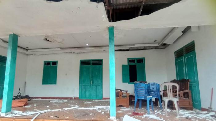 HANCUR : Teras rumah warga di RT 25, Ngunan Unan, Kalurahan Srigading, Kapanewon Sanden, Kabupaten Bantul, rusak usai terkena ledakan mercon pada Minggu (22/2/2026).