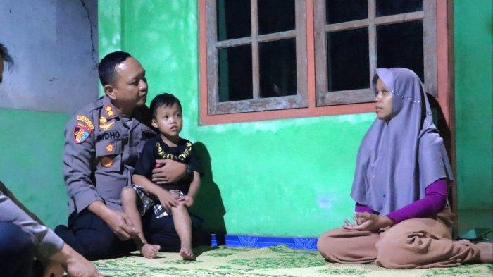 Kapolres Kulon Progo AKBP Ridho Hidayat (kiri) saat berbincang dengan Rubiyanti (kanan), ibu dari Lea di rumahnya pada Kamis (29/01/2026) malam.