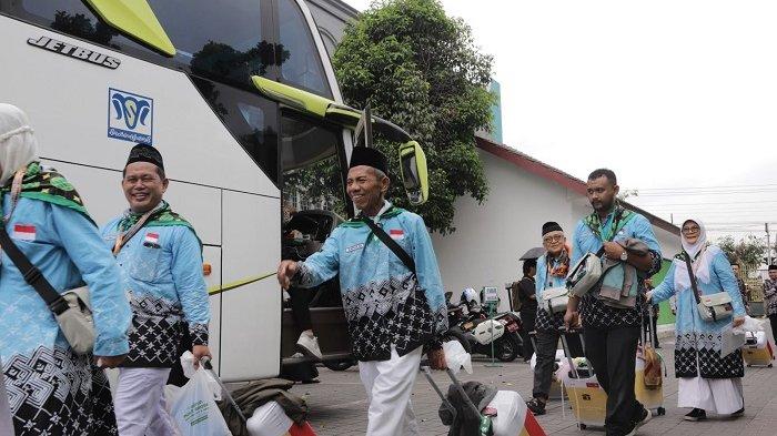 Ratusan jemaah calon haji asal Sleman mulai diberangkatkan dari Serambi Masjid Agung dr. Wahidin Soedirohoesodo, pada Rabu (22/4/2026). Keberangkatan ini menandai dimulainya gelombang perjalanan kloter 1 calon haji asal Bumi Sembada menuju tanah suci melalui Embarkasi Bandara Yogyakarta.