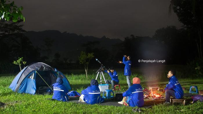 Komunitas Penjelajah Langit, sebuah komunitas edukasi astronomi kenamaan di Indonesia yang berbasis di Yogyakarta.