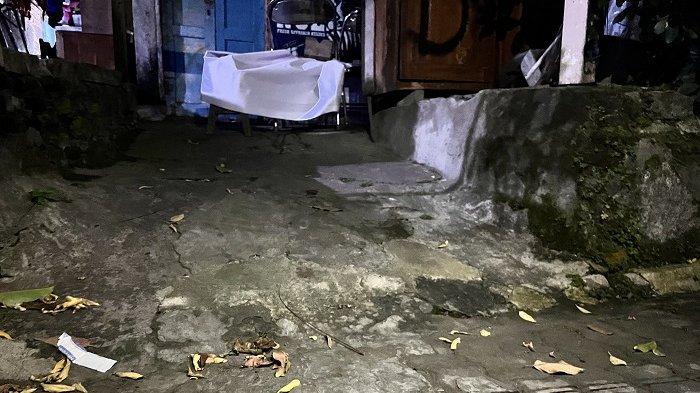 TKP PEMBUNUHAN: Polisi menutup sebagian titik lokasi terjadinya dugaan pembunuhan di Wirobrajan, Kota Yogyakarta, Senin malam (1/12/2025), dengan menggunakan spanduk putih.