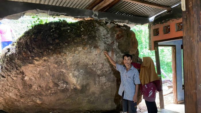 BATU SEMOBIL - Kondisi terkini rumah milik Djuradi di RT 5, Padukuhan Wunut, Kalurahan Sriharjo, Kapanewon Imogiri, Kabupaten Bantul, DI Yogyakarta usai dihantam batu, Rabu (4/3/2026).