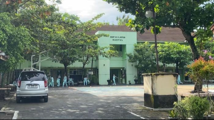 Suasana sekolah di SMP Negeri 3 Jetis, Kabupaten Bantul, Rabu (15/4/2026).Siswa yang mengalami gejala keracunan belum masuk sekolah karena masih menjalani pemulihan
