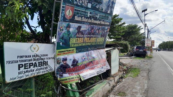 KONDISI PAGAR: Kondisi pagar Koramil Jogonalan yang ditabrak mobil Toyota bernomor polisi AD 1305 UK di Jalan Jogja-Solo, Desa Prawatan, Kecamatan Jogonalan, Kabupaten Klaten, Jawa Tengah, pada Jumat (28/11/2025).