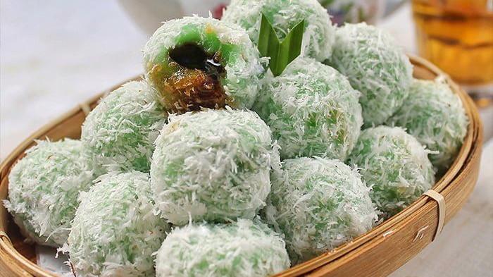 Kue klepon gula merah yang lembut, kenyal, dan lumer di dalam