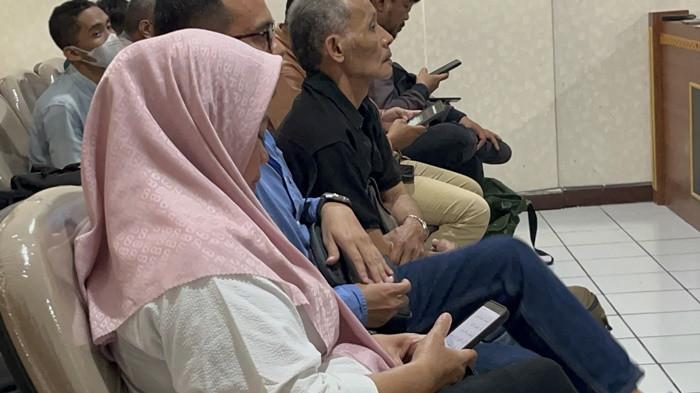 BACA DOA - Mantan Bupati Sleman, Kustini Sri Purnomo, membaca doa di sela-sela sidang dakwaan terhadap sang suami, Sri Purnomo, di PN Yogyakarta, Kamis (18/12/2025).