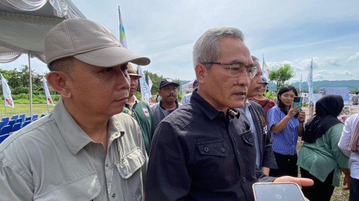 Bupati Bantul, Abdul Halim Muslih, sedang memberikan penjelasan soal WtE di sela-sela tugasnya, Minggu (16/11/2025).