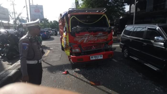 Kecelakaan Beruntun Dua Truk dan Satu Mobil di Sleman, 1 Orang Dilaporkan Terluka