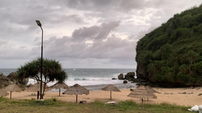 Lanskap Suasana Pantai Kayu Arum yang Sepi