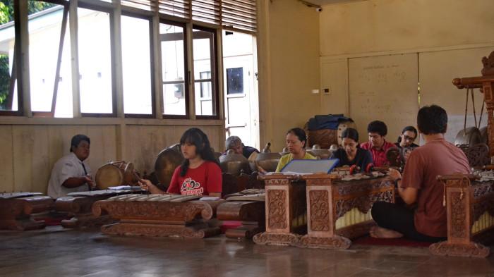 Agus, pamong pelatih karawitan, tengah memberikan penjelasan sebelum memulai latihan rutin di Pendopo Agung Tamansiswa, Kamis (11/09/2025).