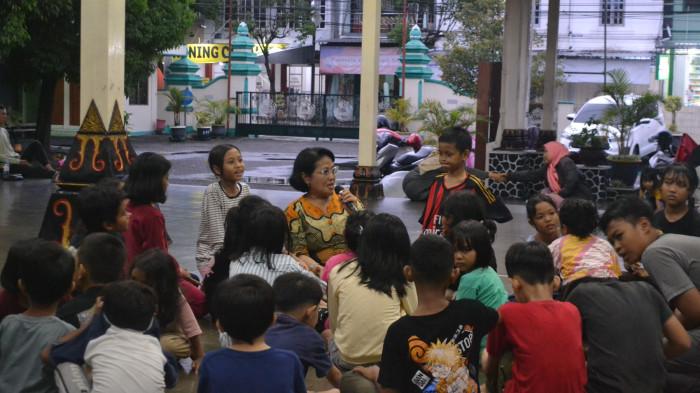 Yuli sedang memberikan pengarahan pada anak-anak saat latihan persiapan langen carita 